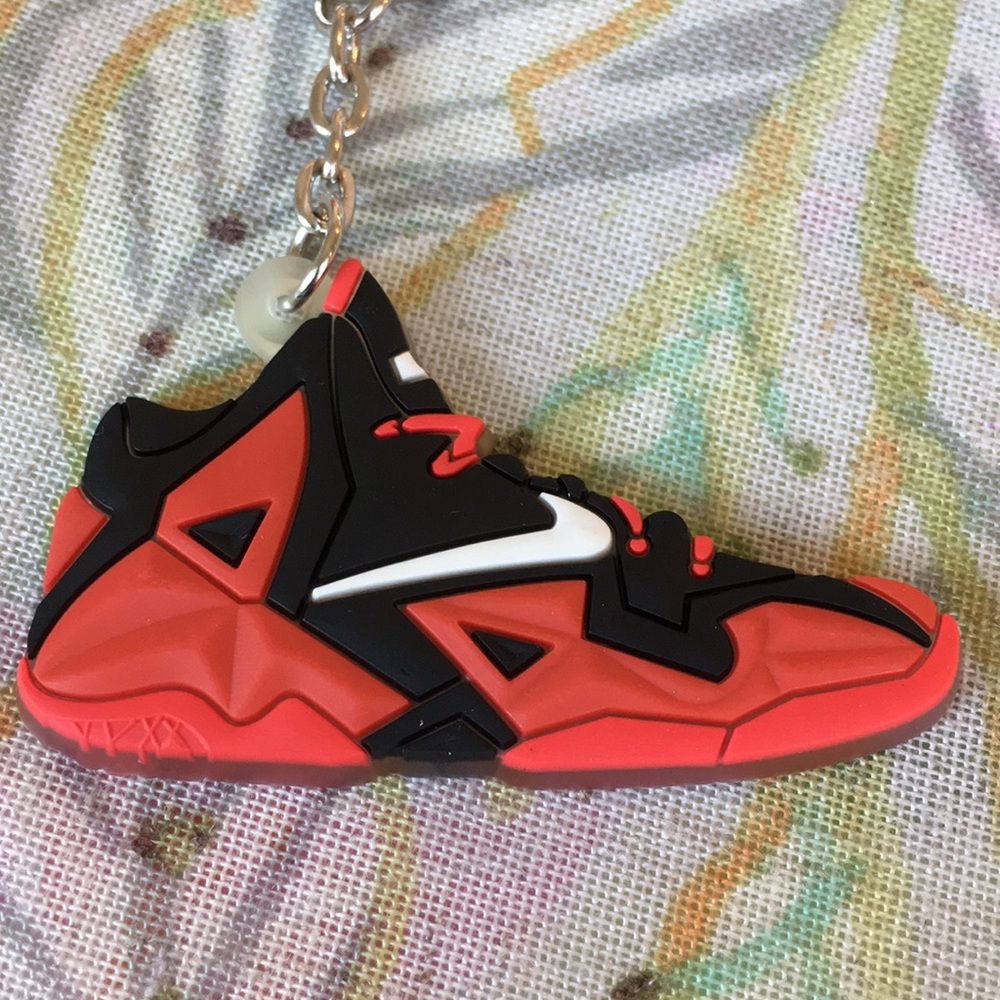 Labron 11 Sneaker Keychain NWT - Picture 2 of 3